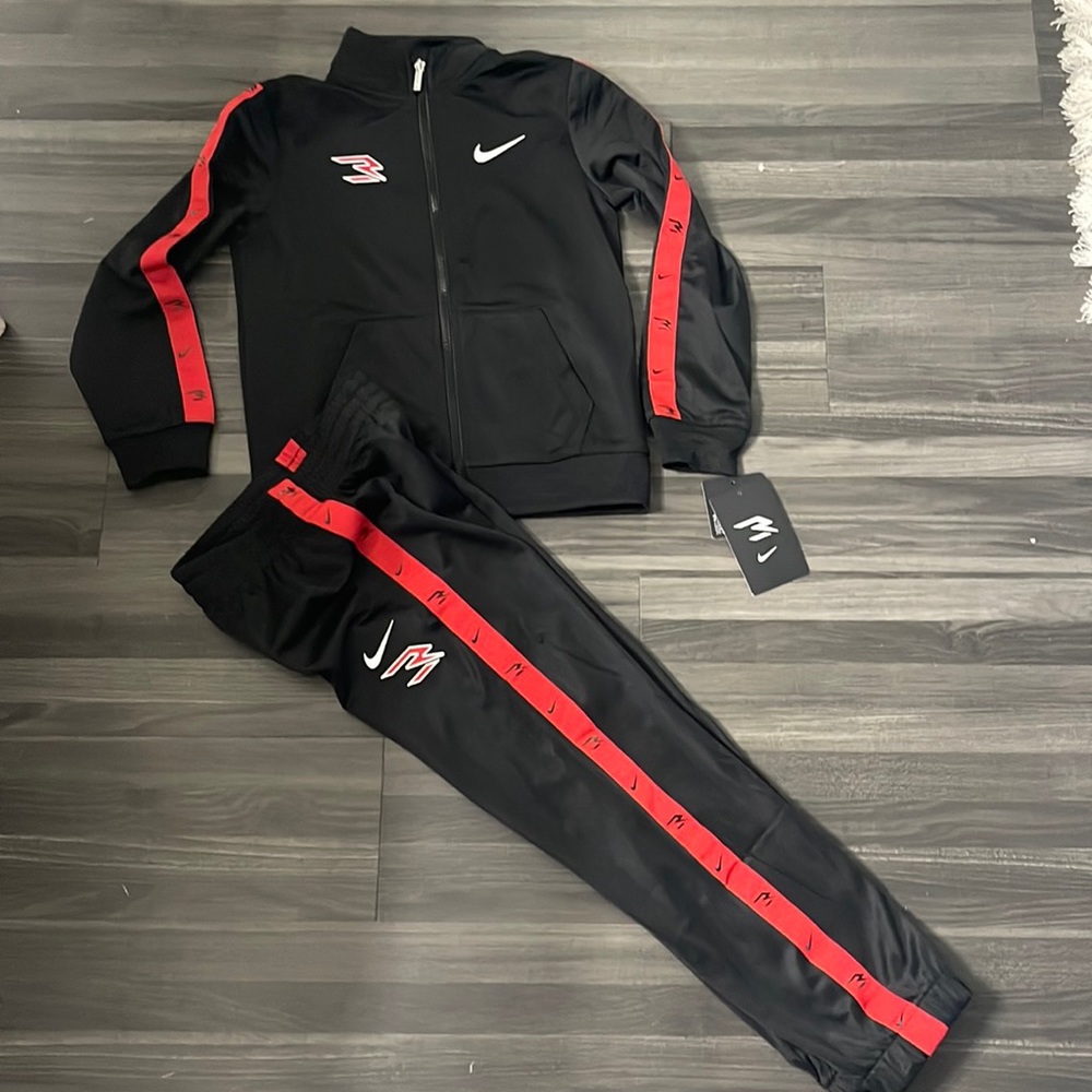 NWT Nike 2 piece jogger outfit
